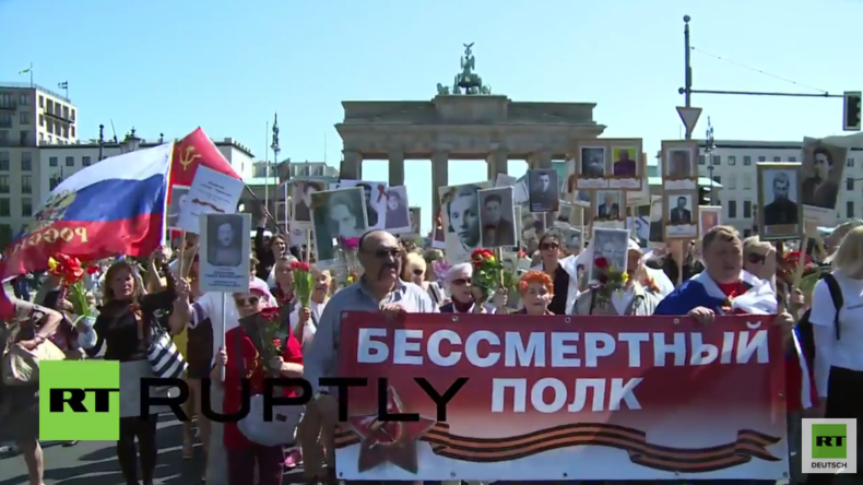 Berlin: Hunderte beteiligen sich am Gedenkmarsch „Das unsterbliche Regiment“  am Tag des Sieges