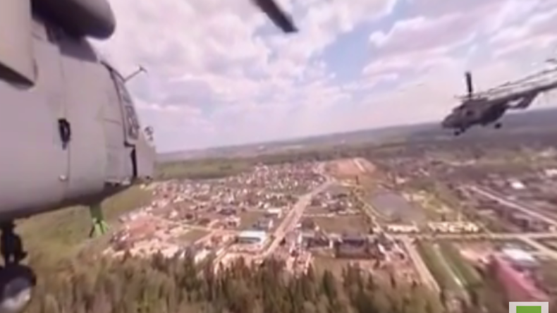 Flug über Moskau: Mil-Hubschrauber-Kolonne aus der 360 Grad-Perspektive 