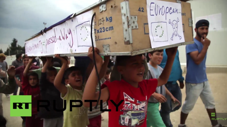Griechenland: Kinder in Idomeni tragen die „europäische Menschlichkeit" zu Grabe