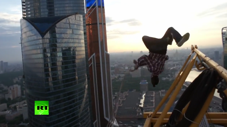 Bloß ein Seil in der Hand: Russischer „Spider-Man" wagt Sprung von Kran mitten in Moskau