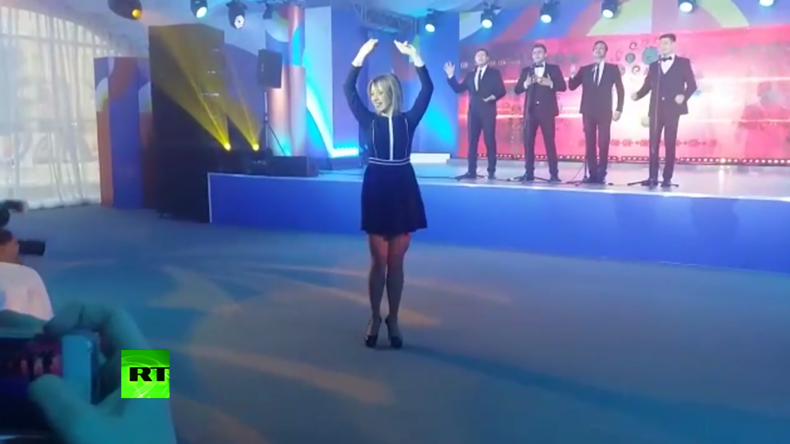„Kalinka, kalinka, kalinka moja“ - Außenministeriumssprecherin Maria Sacharowa tanzt Kalinka