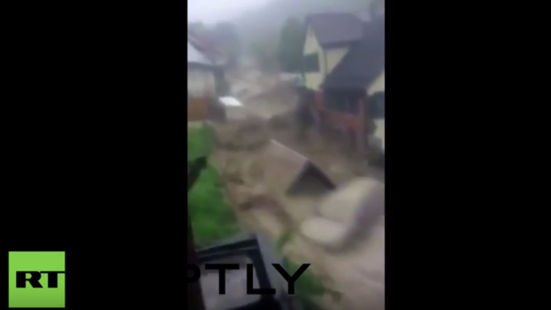 Unglaubliches Video aus Baden Württemberg: Sturzflut reißt alles mit, was sich ihr in den Weg stellt