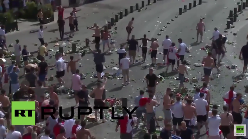 Frankreich: Polizisten gegen englische Fußballfans – Tränengasgeschosse gegen fliegende Flaschen