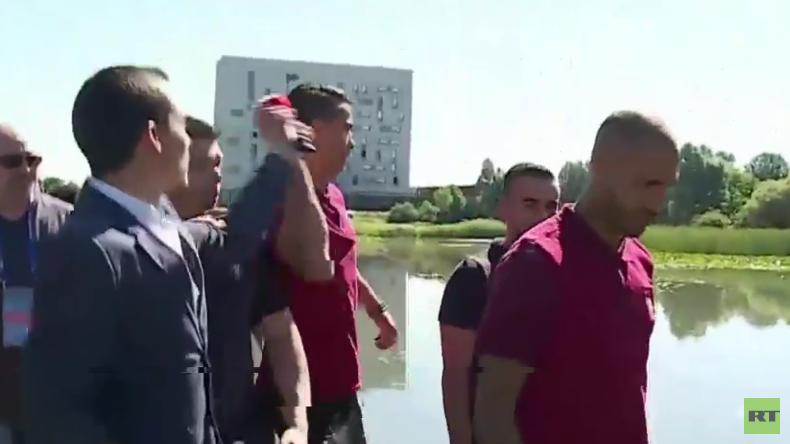 Frankreich: Schlechte Laune? Ronaldo wirft Mikrofon eines Reporters in den See