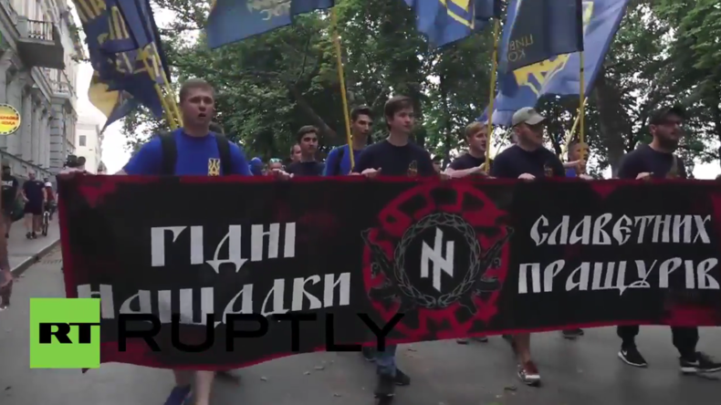 Odessa: „Bandera Held der Ukraine“ - Anhänger des Asow-Batailions protestieren gegen Donbass-Wahlen 