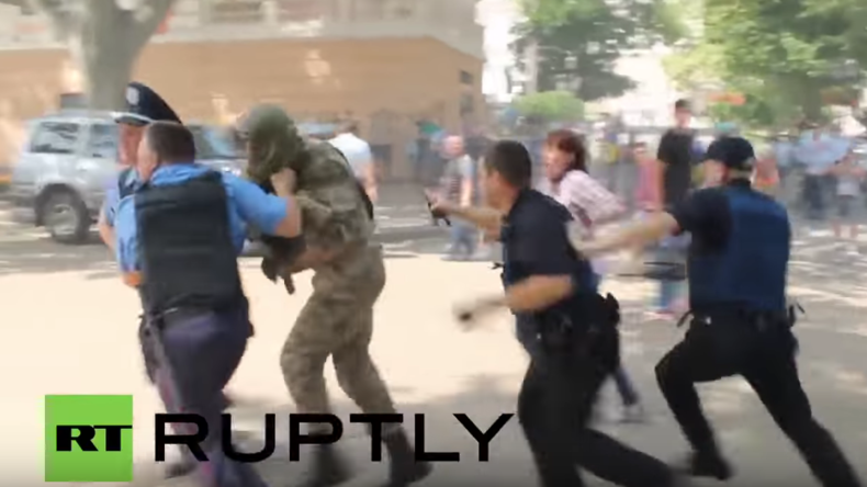 Odessa: Verhaftungen und Tränengas als Demonstranten versuchen Rathaus zu stürmen