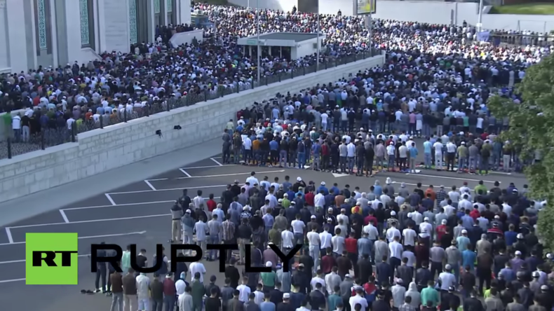 Russland: „Eid Mubarak!“ - Tausende Muslime strömen zum Eid al-Fitr zur Moskauer Hauptmoschee 