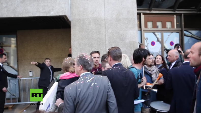 Brüssel: Mindestens 40 Anti-TTIP-Aktivisten für Konfetti-Werfen festgenommen