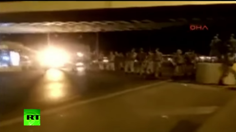 Türkei: Video zeigt Sperrung der Bosporus-Brücke durch Militär 