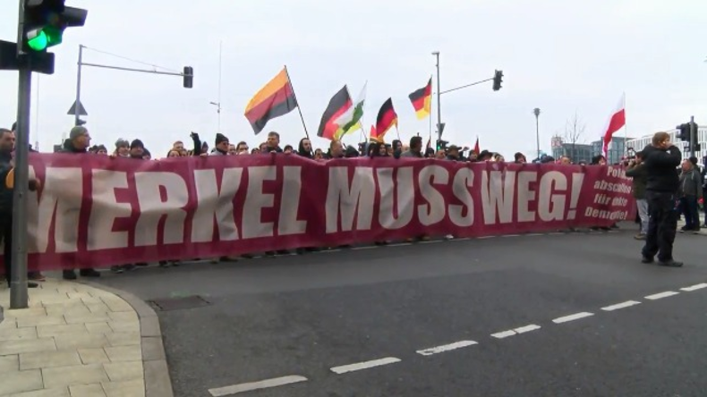 Live aus Berlin: Rechte Gruppen demonstrieren gegen Merkel - zahlreiche Gegenproteste angemeldet
