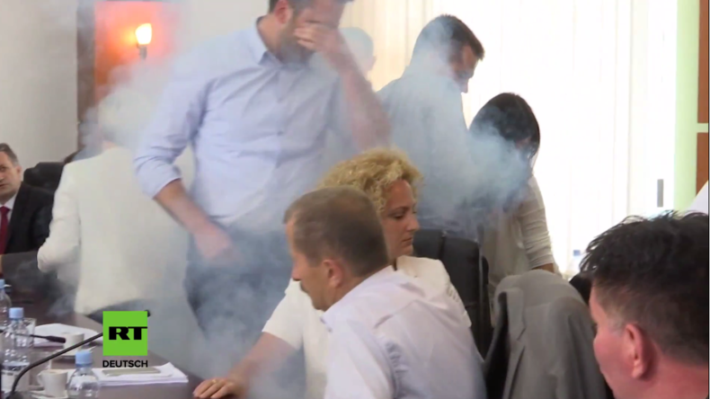 Kosovo: Tränengasattacke auf parlamentarisches Treffen live im TV 