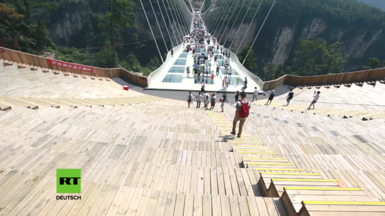 China: Die weltweit längste und höchste Glasboden-Brücke in der Provinz Hunan eröffnet