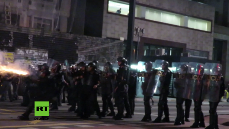 Brasilien: Polizei beschießt Anti-Temer-Demonstranten mit Tränengas und Wasserwerfern in Sao Paolo