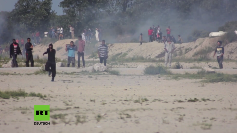 Schwere Zusammenstöße im berüchtigten Flüchtlingscamp von Calais – Hunderte wollen Zaun niederreißen
