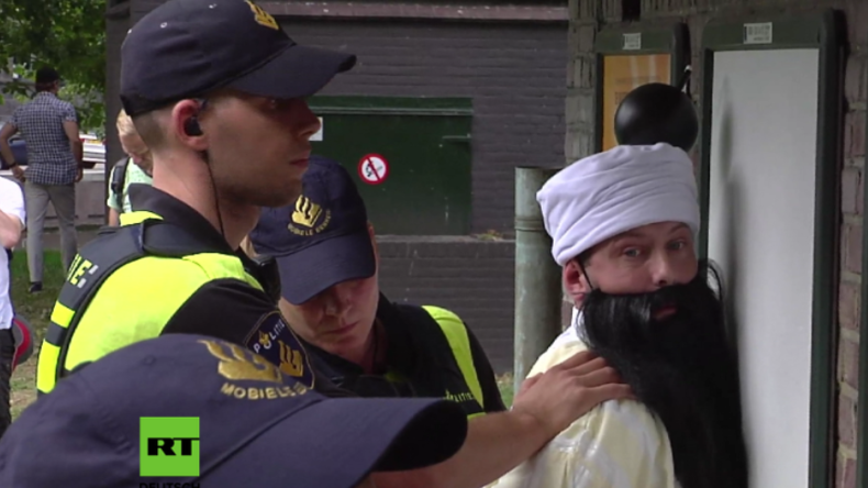Protest-Anführer von PEGIDA in Holland für Hakenkreuz-Abbildungen auf T-Shirts festgenommen  