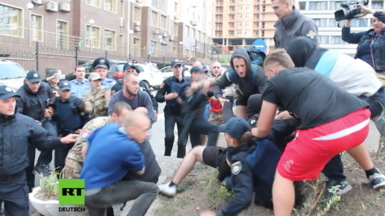 Odessa: Rechter Sektor liefert sich Schlägerei mit Polizei beim Versuch Russen vom Wählen abzuhalten