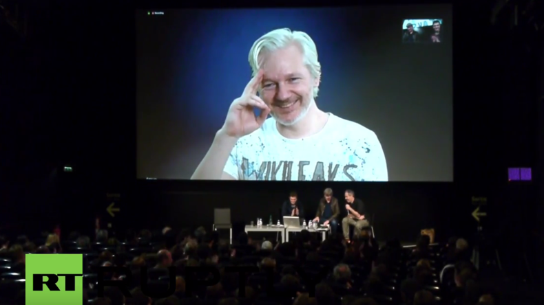 Live aus Berlin: WikiLeaks wird zehn Jahre alt – Assange ist per Video-Schalte live dabei