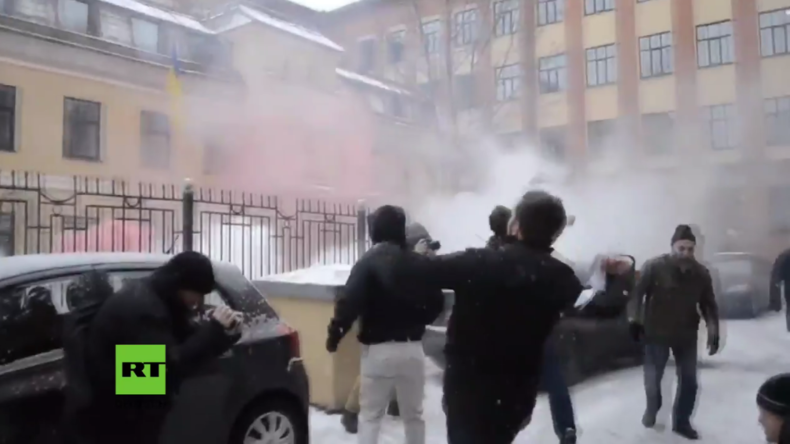 Russische Oppositionsbewegung „Anderes Russland“ attackiert ukrainisches Konsulat mit Rauchbomben 