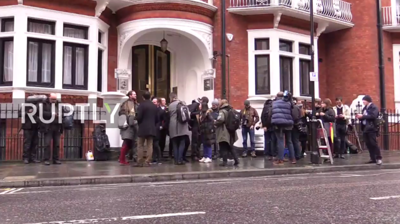 Live aus London: Julian Assange wird zu Vergewaltigungsvorwurf befragt – Wird Anklage erhoben? 