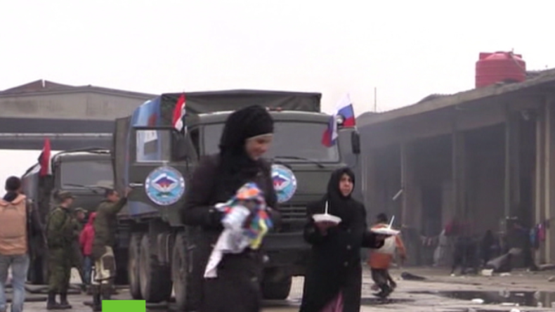 Weitere Tausende Zivilisten aus Ost-Aleppo bekommen humanitäre Hilfe durch Russland