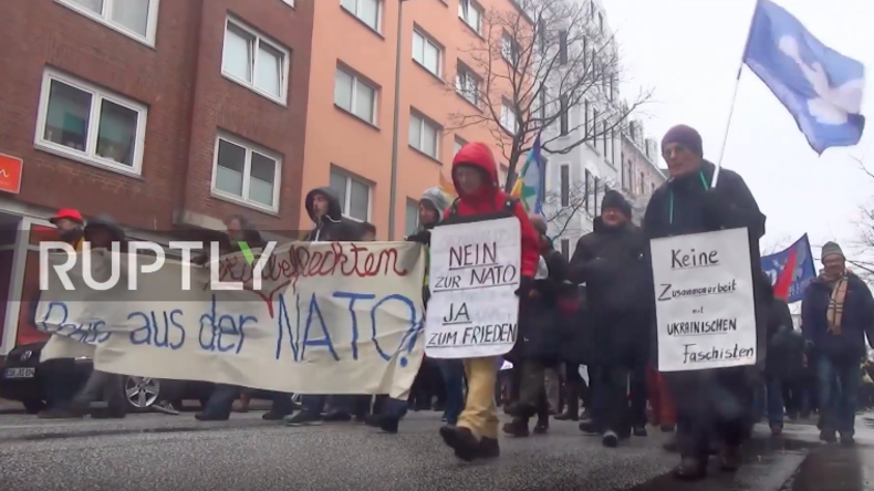 "Kein 3. Weltkrieg!" - Protestkundgebung in Bremerhaven gegen US-Panzertransporte durch Deutschland