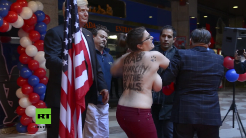 „Packt sie bei den Eiern“ - Barbusige Femen-Aktivistin stürmt Präsentation von Trump-Wachsfigur 