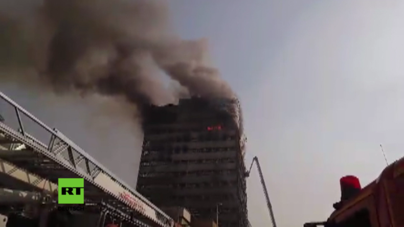 Video zeigt Einsturz von Hochhaus im Herzen von Teheran nach Großbrand