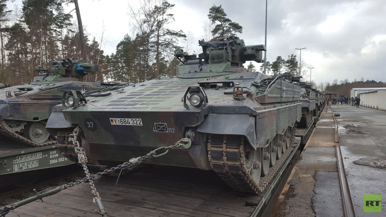 Die NATO in Grafenwöhr: Verladung von Schützenpanzern