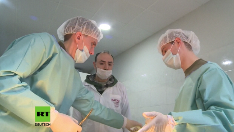 Russische Ärzte in Aleppo geben syrischen Medizinstudenten ihr Fachwissen weiter. 
