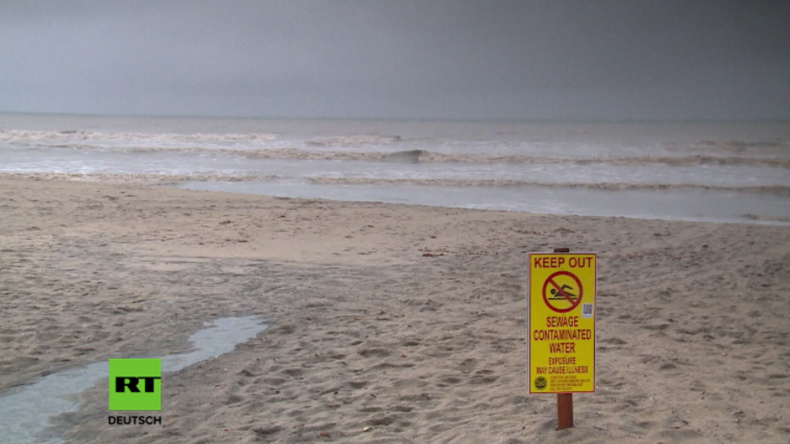 Strand gesperrt wegen Verschmutzung durch Abwasser.