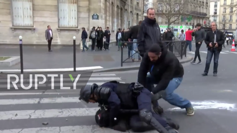Protestler wird bei Protest in Paris festgenommen.