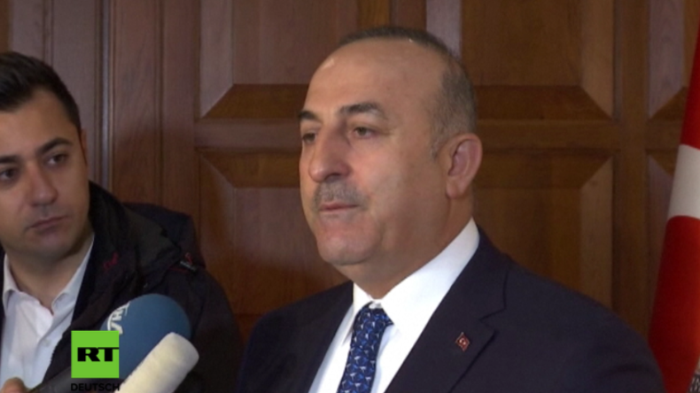 türkischer Außenminister vor Presse