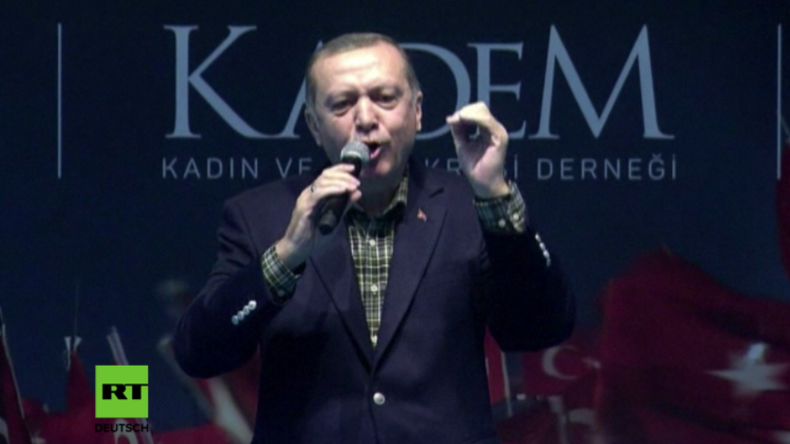 Erdogan hält Rede. 
