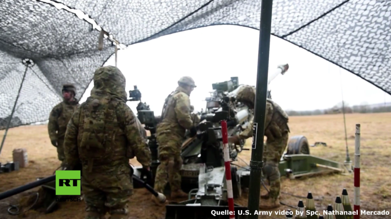 US-Soldaten trainieren Artillerie-Feuer in Grafenwöhr. 