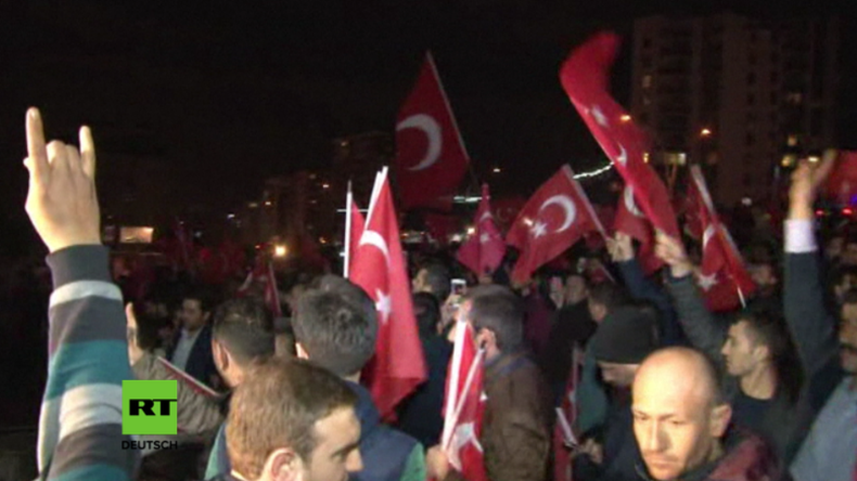 Ankara: Protestler beschmeißen niederländische Botschaft mit Eiern