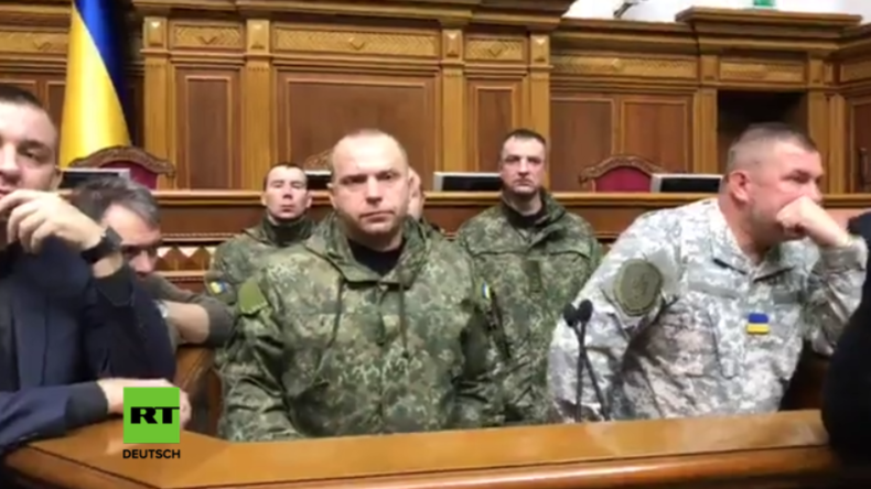 Ukraine: Polizisten haben genug von rechtsextremen Übergriffen und „stürmen“ Kiewer Rada