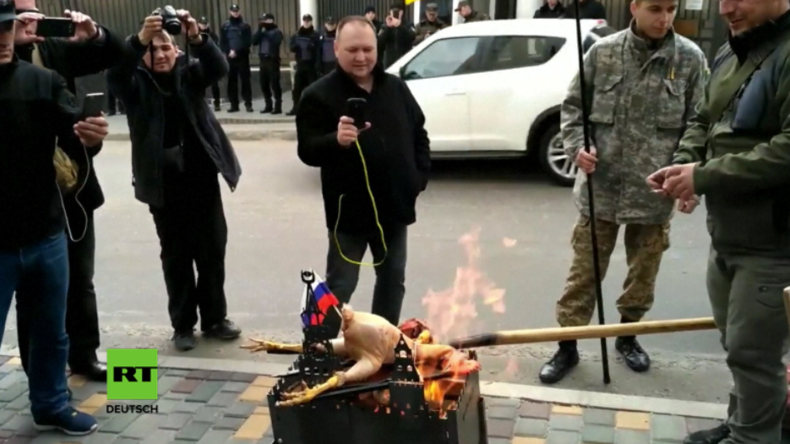 Rechtsextreme grillen Huhn vor russichem Konsulat in Odessa.