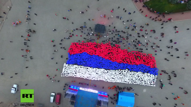 „Wir sind russisch!“ - Riesige Russland-Fahne aus Menschen zum dritten Krim-Jubiläum in Sewastopol