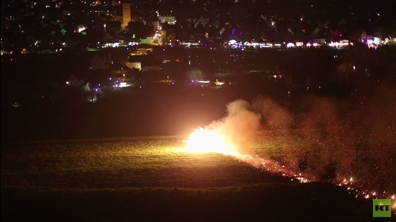 Deutschland: Feuerräder von Lügde am Ostersonntag