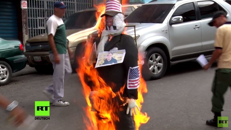 Venezuela: Trump- und Maduro-Puppen brennen in Caracas bei traditioneller Judas Verbrennung