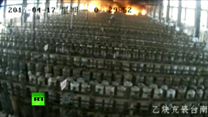 In einer Lagerhalle mit Hunderten Gasflaschen explodieren mehrere. 