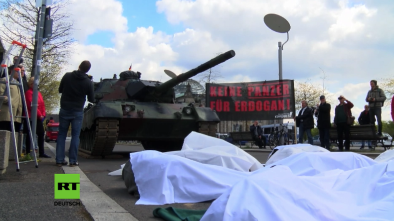 Campact protestiert mit Panzer in Berlin gegen Panzerfabrik für Erdogan durch deutschen Rüstungskonzern Rheinmetall.