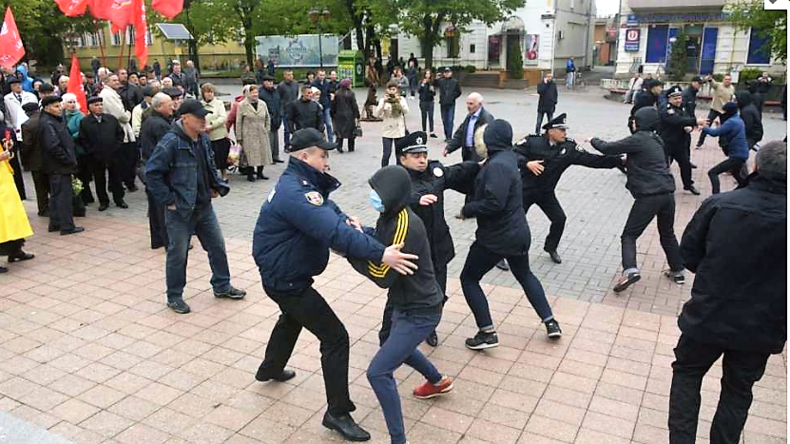 Radikale Randalierer greifen am 1. Mai ältere Demonstranten in Winnitza, Ukraine an. 