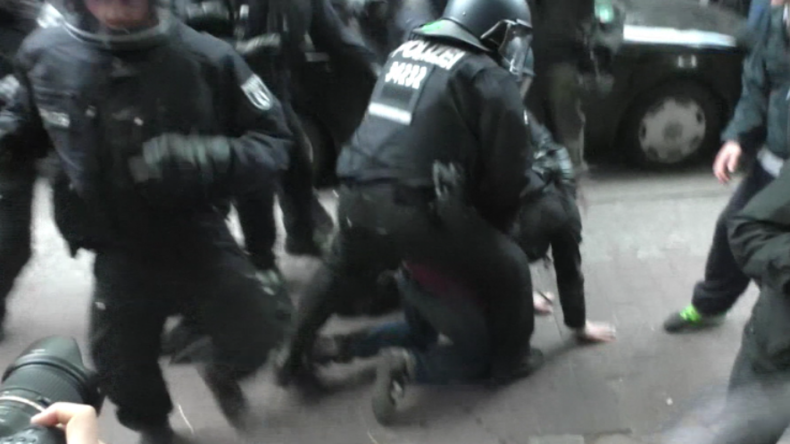 Zusammenstöße bei nicht angemeldeter Erster-Mai-Demonstration in Berlin.