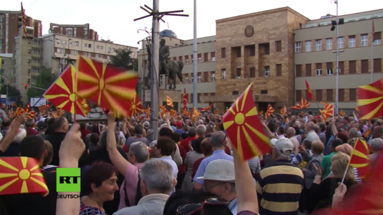 Tausende Menschen protestieren vor dem mazedonischen Parlament.