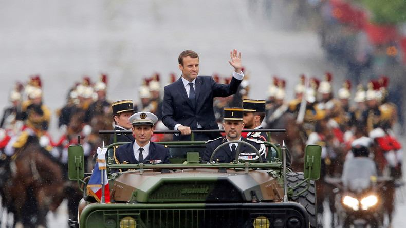 Macron auf Champs-Élysées zur Amsteinführung: Er winkt, doch das Volk reagiert nicht