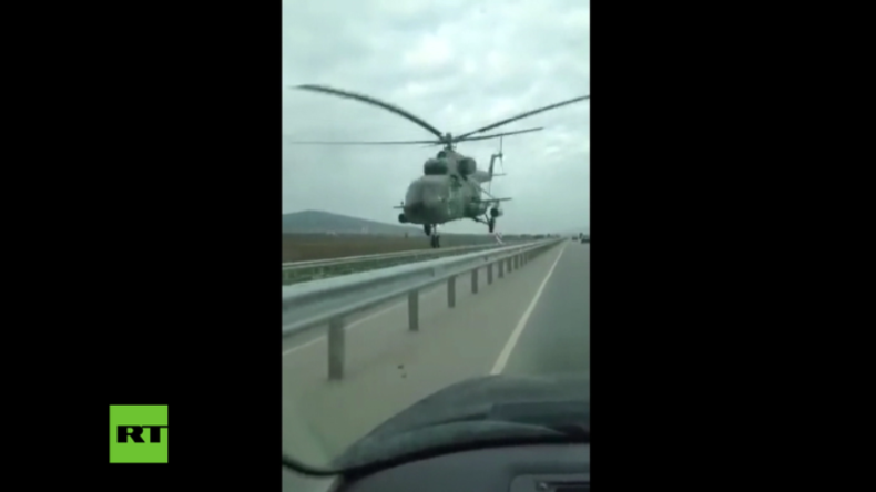 Tschetschenien: Achtung, Gegenverkehr! Hubschrauber überrascht Pkw-Fahrer auf Autobahn