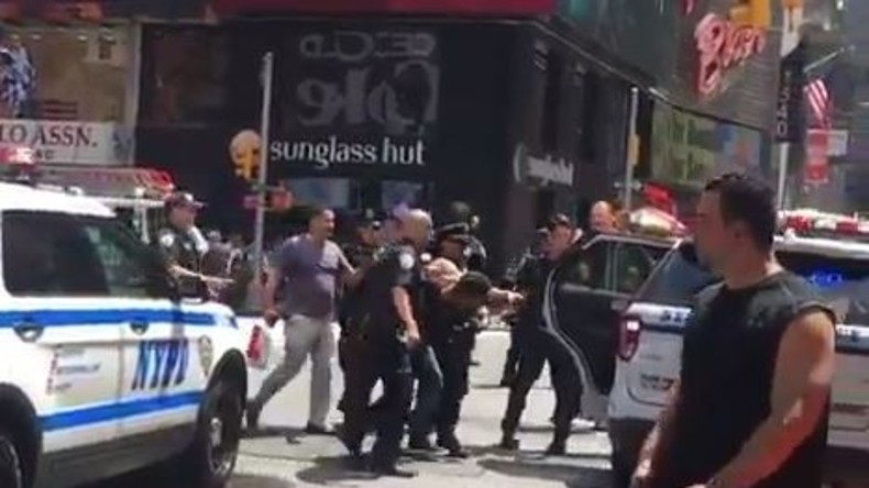Erstes Video von der Festnahme des Täters, der Auto in Menschenmenge auf Times Square steuerte