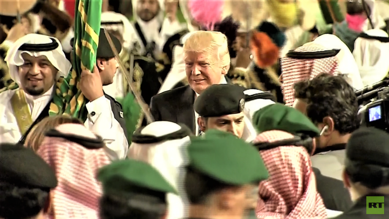 Waffendeal besiegelt: Trump tanzt traditionellen Schwerttanz mit Saudis