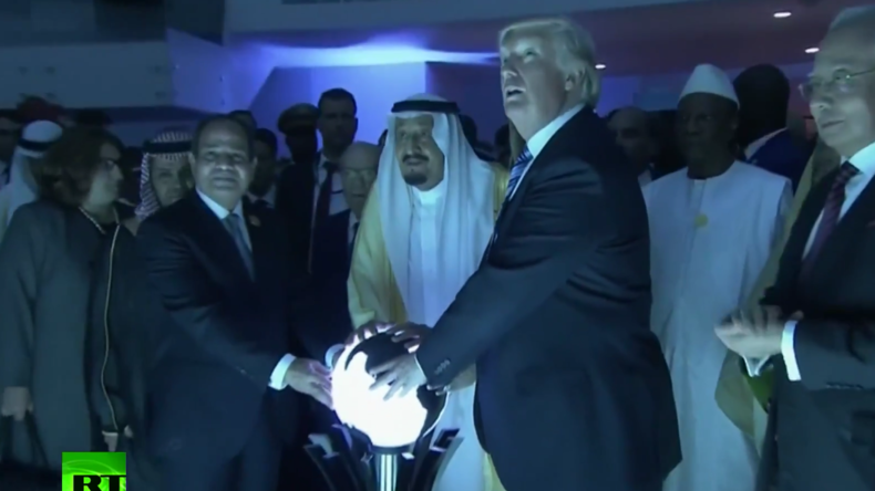 „Satanisches Ritual“: Video von Trump und Saudi-König an Glaskugel löst Netz-Debatte aus